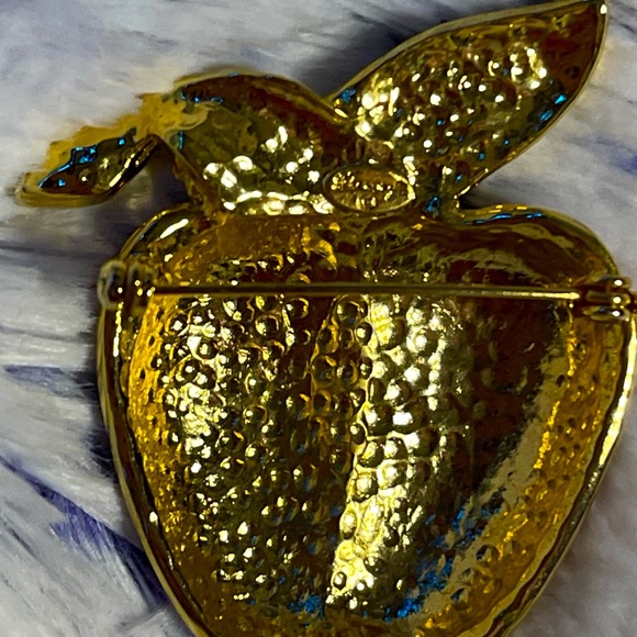 Vintage bright red Apple brooch with three clear stones set in the stem. - Picture 5 of 6